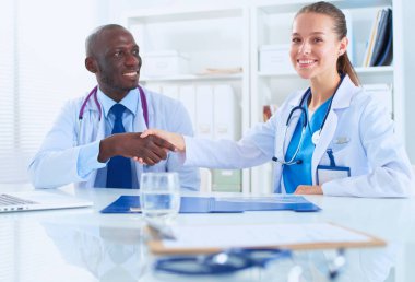 İçerde üniforması olan gülümseyen bir kadın doktor..