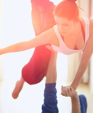 Genç atletik çift pratik acroyoga. Çiftinde Dengeleme
