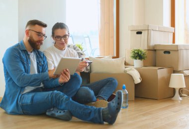 Genç çift yeni evine taşınıyor..