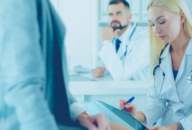 Başarılı tıp doktorları konferansta oturuyor.