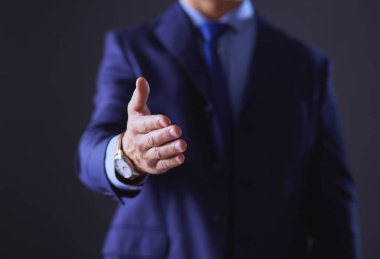 Mikrofonlu bir işadamının portresi, ve geleceğe bakıyor, konferansta konuşuyor.