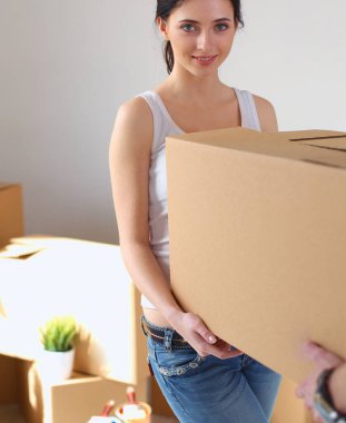 Açma veya kutu ambalaj ve yeni evine taşıdıktan mutlu genç bir çift. Genç Çift.