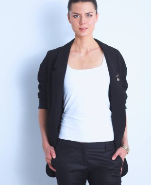 genç bir kadın ayakta, graybackground üzerinde izole