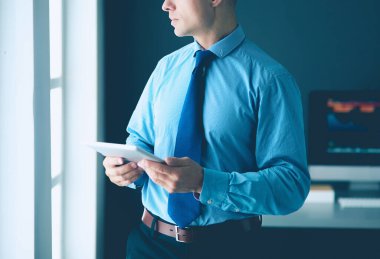 Ofiste dokunmatik ayaklı gülümseyen iş adamı..