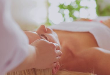 Genç bir kadın masaj salonundan zevk alıyor..