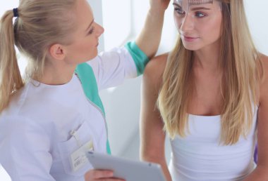 Kaşlar için kalıcı makyaj. Güzellik salonunda kalın kaşlı güzel bir kadın.