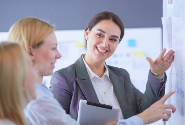 İş, eğitim ve ofis konsepti - yönetim kurulu ile iş ekibi bir şey tartışıyor