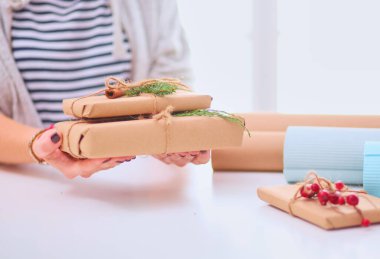 Noel hediye kutusu tutan kadın elinde