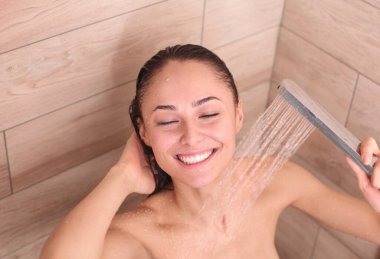 Genç beautyful kadın banyoda duş altında