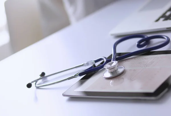Lääketieteelliset Laitteet Sininen Stetoskooppi Tabletti Valkoisella Pohjalla Lääkintälaitteet — kuvapankkivalokuva