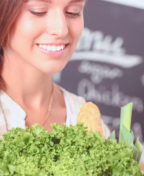 Uśmiechnięta Młoda Kobieta Trzymająca Warzywa Kuchni Uśmiechnięta Młoda Kobieta — Zdjęcie stockowe