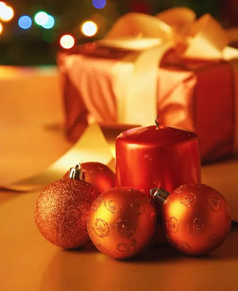 ギフト付きのクリスマスカード キャンドルクリスマスボール 背景にクリスマスツリーの照明 — ストック写真