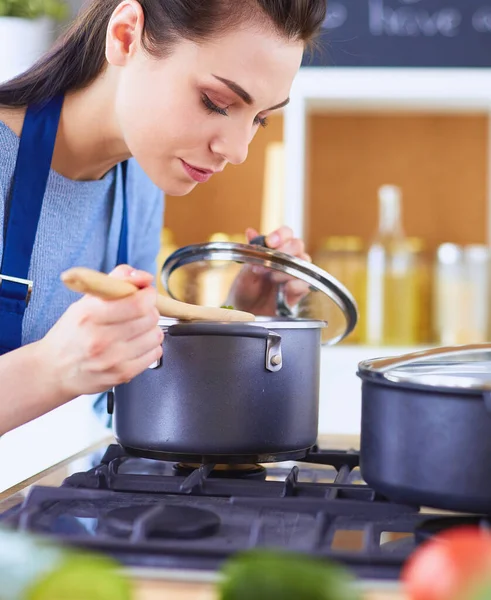 Μαγειρική Γυναίκα Στην Κουζίνα Ξύλινη Κουτάλα — Φωτογραφία Αρχείου