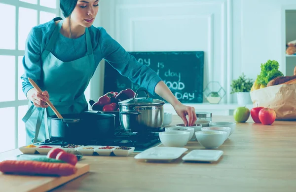 Mutfakta Ahşap Kaşıkla Yemek Pişiren Kadın — Stok fotoğraf