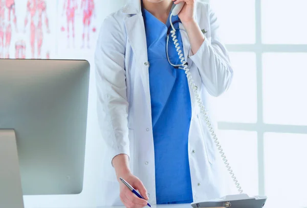 Seriöse Ärztin Telefoniert Ihrem Büro — Stockfoto