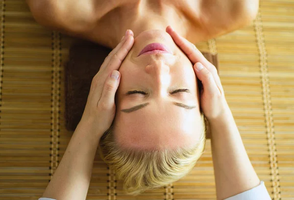 Mulher Bonita Fazendo Massagem Facial Salão Spa — Fotografia de Stock