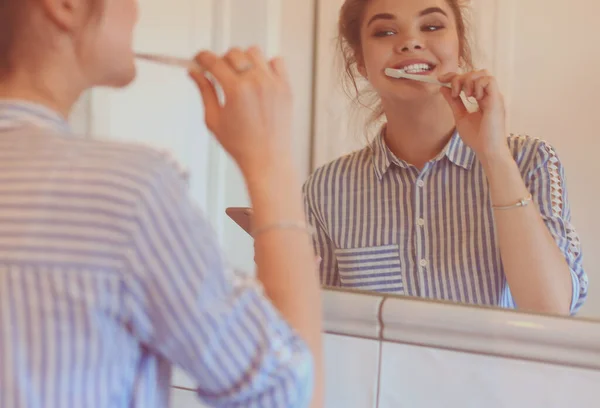 Jovem Mulher Bonita Escovando Dentes Frente Espelho — Fotografia de Stock