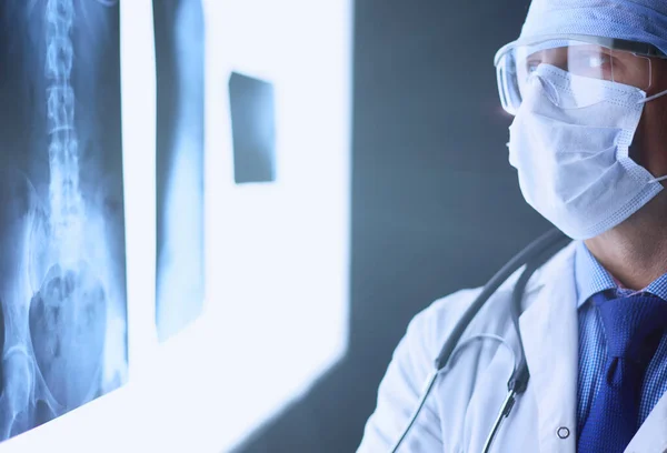 Молодий Лікар Дивиться Рентгенівське Зображення Ізольованому Білому Тлі — стокове фото