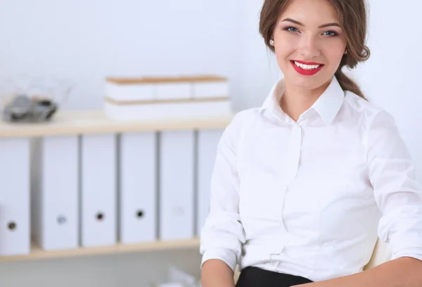 Atrakcyjna Kobieta Młodych Siedząc Biurze — Zdjęcie stockowe