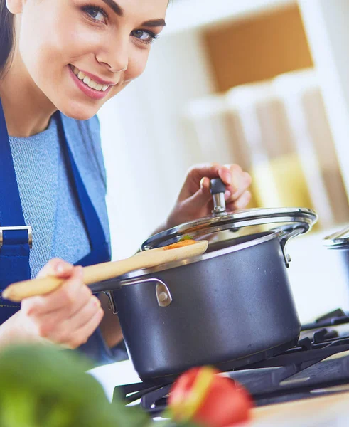 Mujer Cocinera Cocina Con Cuchara Madera — Foto de Stock
