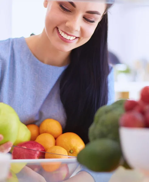 Усміхнена Жінка Виймає Свіжі Фрукти Холодильника Концепція Здорової Їжі — стокове фото