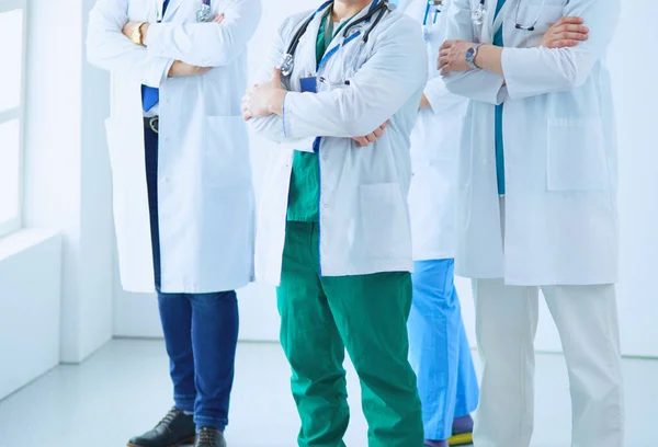 Úspěšný Lékařský Tým Důvěryhodný Tým Doktorů Stojí Při Sobě Usmívá — Stock fotografie