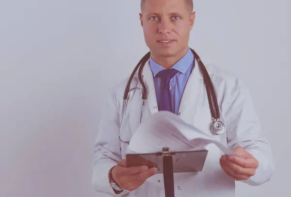 Arzt Steht Mit Ordner Isoliert Auf Weißem Hintergrund — Stockfoto