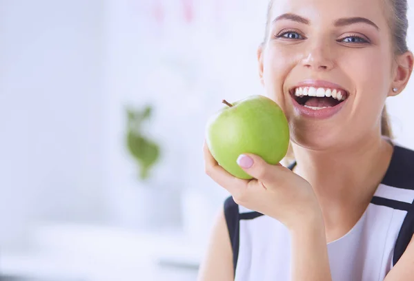 Κοντινό Πλάνο Πορτρέτο Της Υγιούς Χαμογελαστή Γυναίκα Πράσινο Μήλο — Φωτογραφία Αρχείου