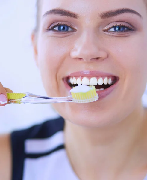 Genç Güzel Bir Kız Diş Fırçasıyla Ağız Sağlığını Koruyor — Stok fotoğraf