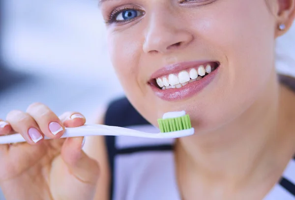 Junges Hübsches Mädchen Pflegt Mundhygiene Mit Zahnbürste — Stockfoto