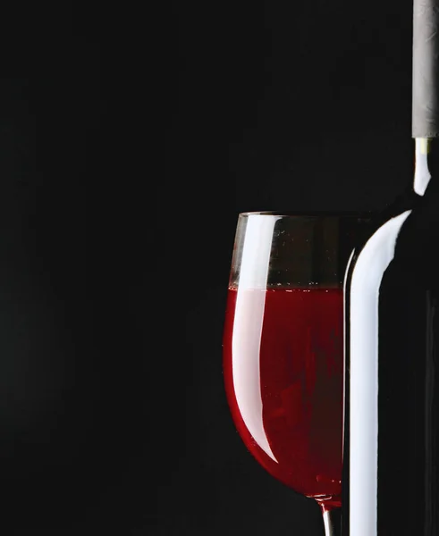 Σιλουέτα Από Ένα Μπουκάλι Και Ένα Ποτήρι Κρασί Μαύρο Φόντο — Φωτογραφία Αρχείου
