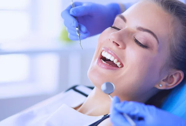 Νεαρή Γυναίκα Ασθενής Ανοιχτό Στόμα Που Εξετάζει Την Οδοντιατρική Εξέταση — Φωτογραφία Αρχείου