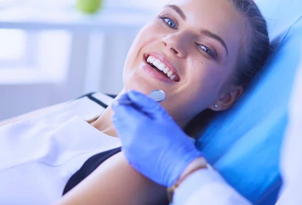 Jonge Vrouwelijke Patiënt Met Mooie Glimlach Onderzoeken Tandheelkundige Inspectie Bij — Stockfoto