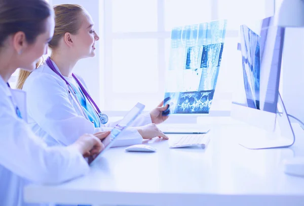 Kadın Doktorlar Hastanede Röntgen Görüntülerini Inceliyor Tartışıyorlar — Stok fotoğraf