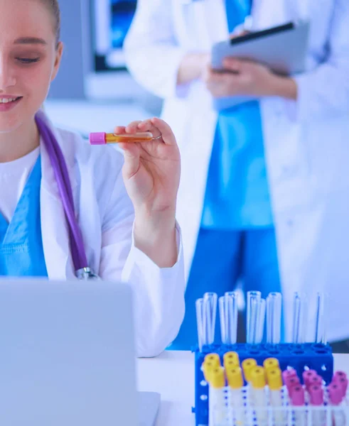 Två Unga Kvinnliga Läkare Medicinska Laboratoriet Med Tester — Stockfoto