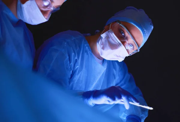 Artsen Team Chirurgie Een Donkere Achtergrond — Stockfoto