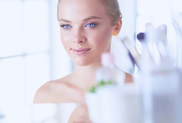 Genç Güzel Kadın Ayna Masa Başında Oturan Yakınındaki Makyaj Yapma — Stok fotoğraf
