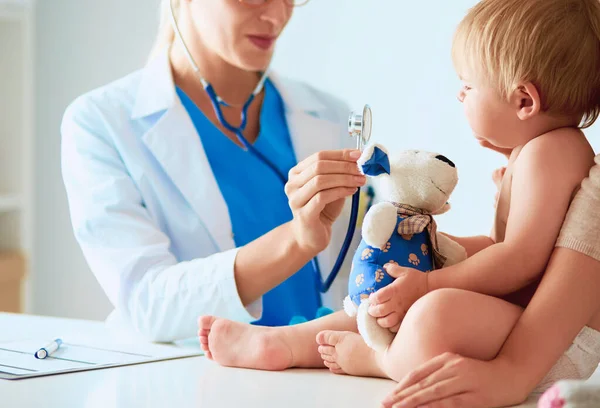 Kobieta Lekarz Słucha Dziecko Stetoskopem Klinice — Zdjęcie stockowe