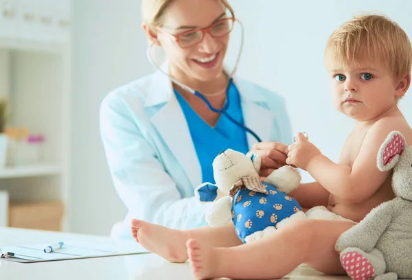 Жінка Лікар Слухає Дитину Стетоскопом Клініці — стокове фото