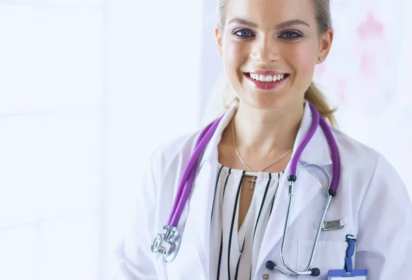 Glimlachende Vrouwelijke Arts Met Een Medische Stethoscoop Uniform Staan — Stockfoto