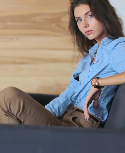 Retrato Una Joven Feliz Sentada Sofá Mujer Joven — Foto de Stock