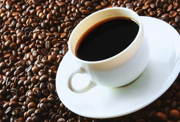 Φλιτζάνι Μαύρο Καφέ Και Κόκκους Καφέ — Φωτογραφία Αρχείου