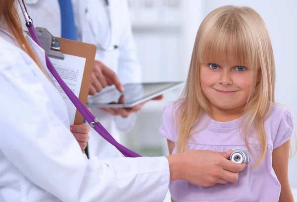Vrouwelijke Arts Die Kind Onderzoekt Met Stethoscoop Bij Chirurgie Geïsoleerd — Stockfoto