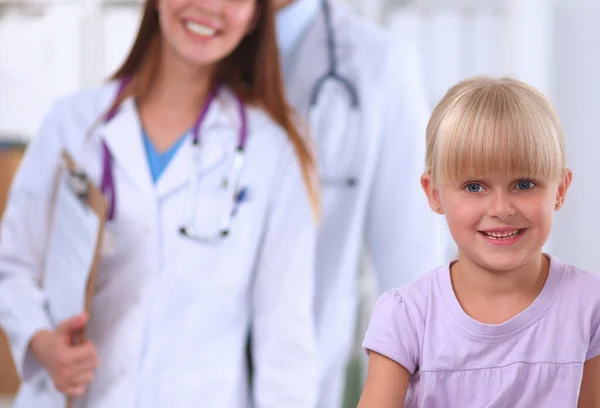 Ärztin Untersucht Kind Mit Stethoskop Bei Operation Isoliert — Stockfoto