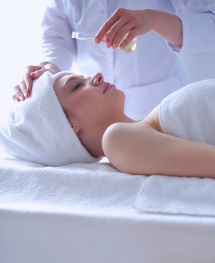 Masaj masasında uzanmış gözleri kapalı rahatlayan genç bir kadın. - Kadın. Spa salonu.