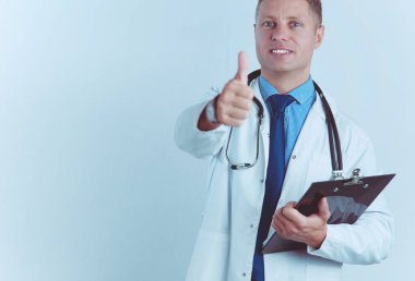 Beyaz önlüklü yakışıklı doktorun portresi bir dosya tutuyor, tamam işareti gösteriyor..