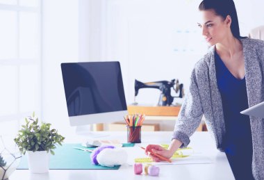 Moda tasarımcısının stüdyosunda çalışan portresi..