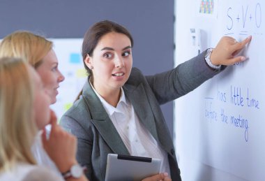 İş, eğitim ve ofis konsepti - yönetim kurulu ile iş ekibi bir şey tartışıyor