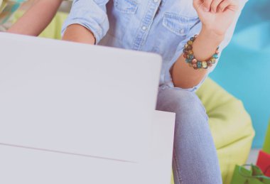 Alışveriş online dijital tablet üzerinde bir kredi kartı tutan yapma kanepe, oturma odasında, evde oturan iki genç kadın kız kardeş.