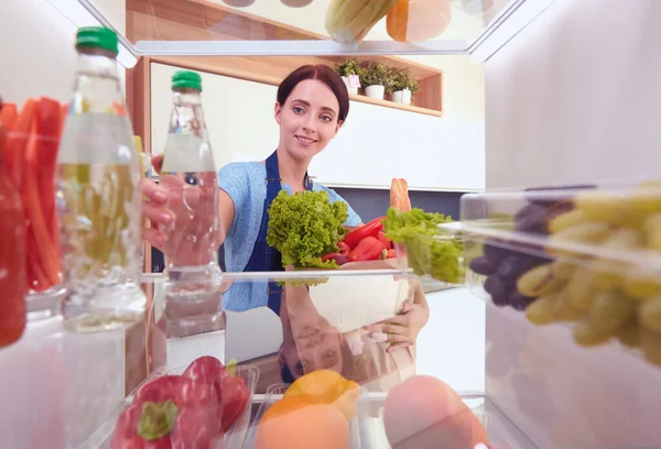 Портрет Женщины Стоящей Рядом Открытым Холодильником Полным Здоровой Пищи Овощей — стоковое фото